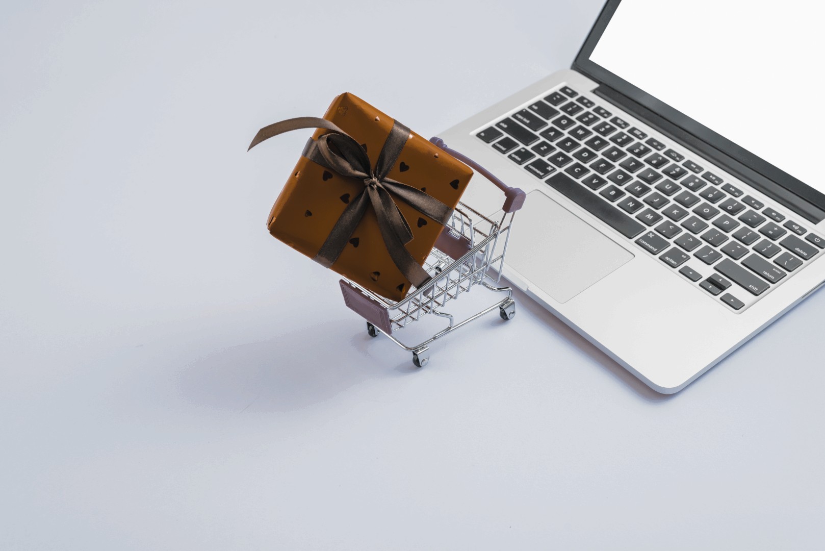 Social Media Marketing und Onlineshops – Justin Peter COMPANY CORE Hannover setzt auf Qualitaet statt Quantitaet Social Grafik